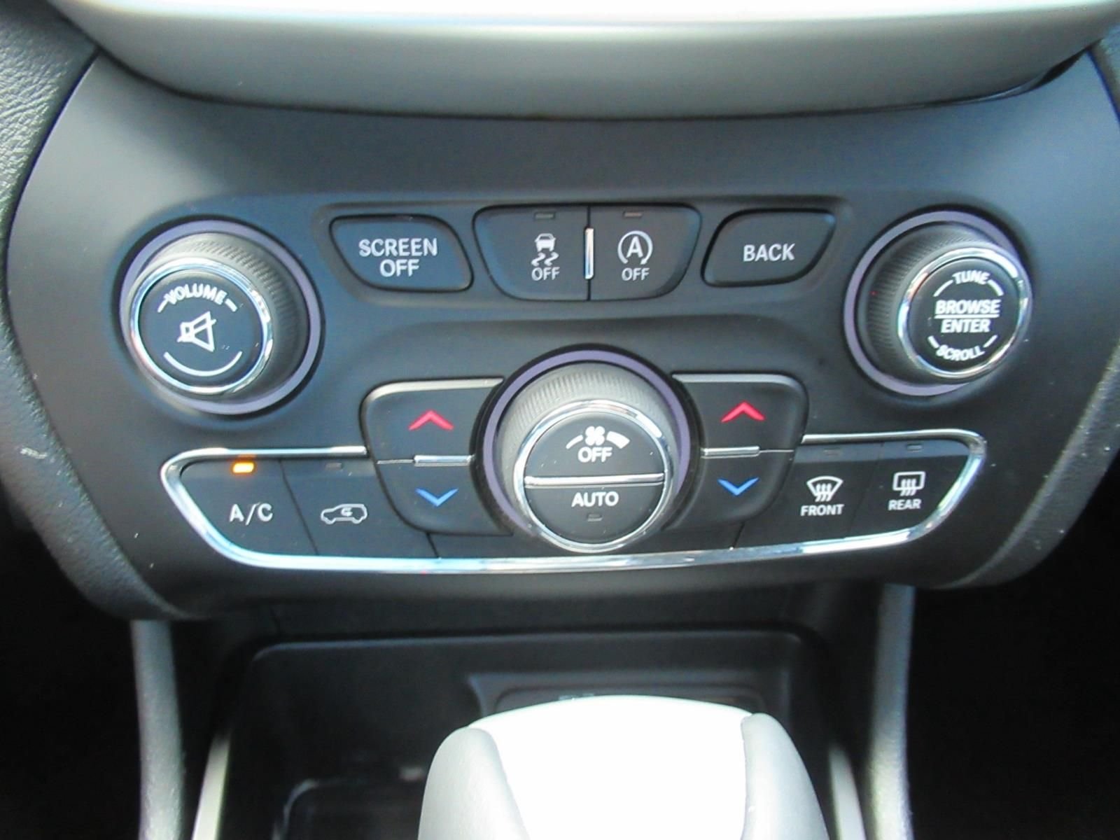 Used 2018 White Jeep Latitude Plus image 28