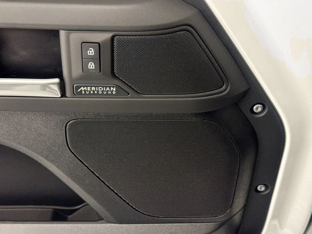 New 2026 Fuji White Land Rover X-Dynamic SE image 18