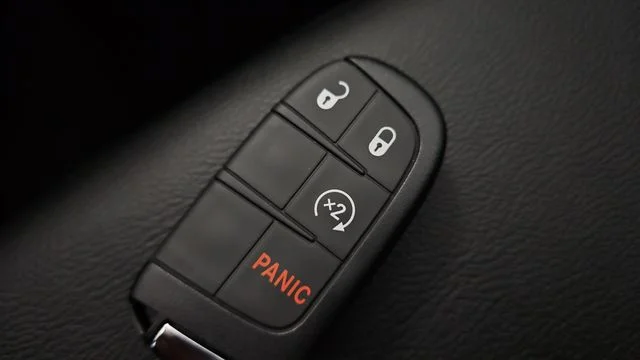 New 2026 Fathom Blue Pearl-Coat Exterior Paint Jeep Latitude image 19
