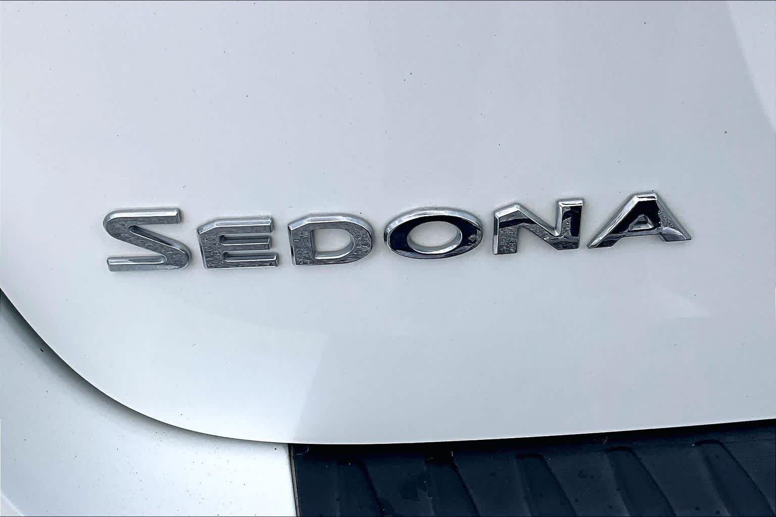Used 2021 Snow White Pearl Kia LX image 30