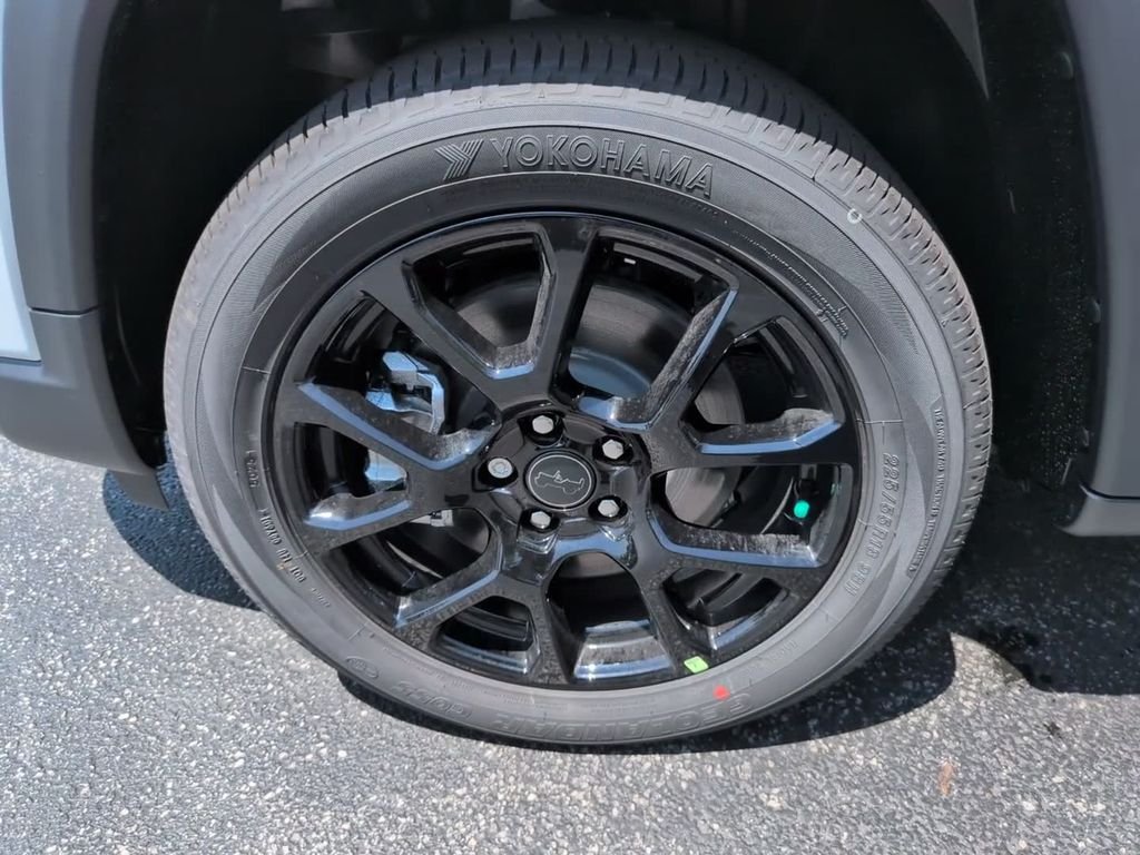 New 2026 Bright White Clearcoat Jeep Latitude image 13