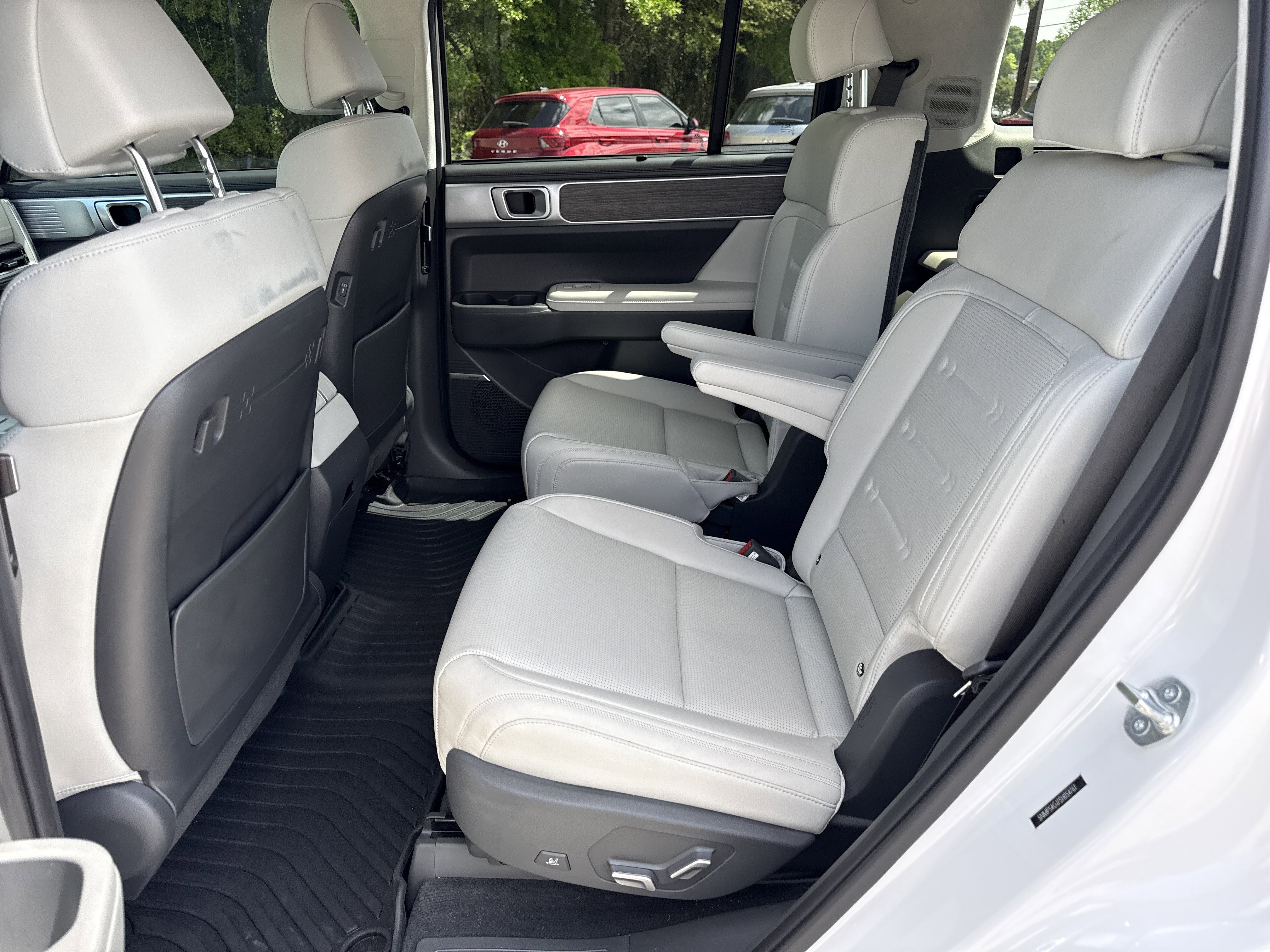 Used 2025 Serenity White Hyundai  image 14