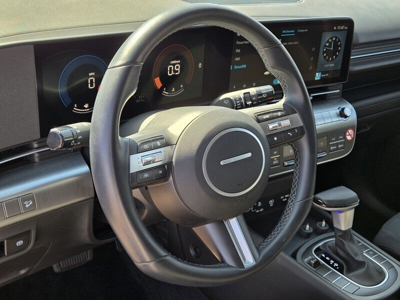 Used 2025 White HYUNDAI SEL FWD image 18