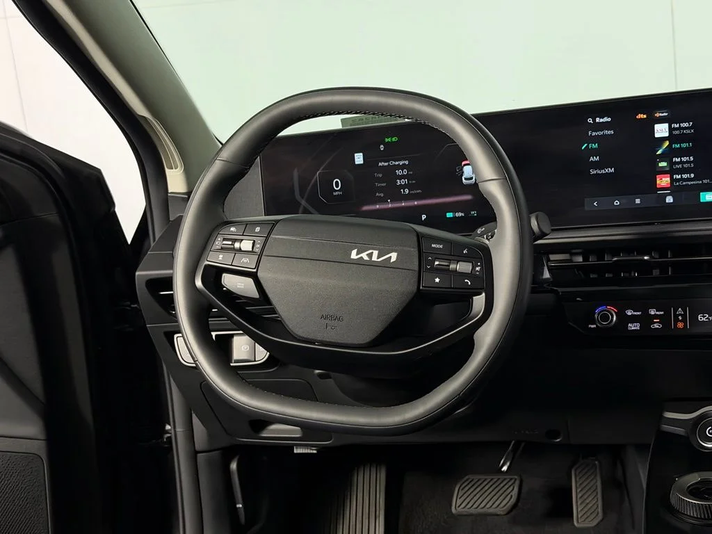 Certified Used 2025  Kia Light image 14