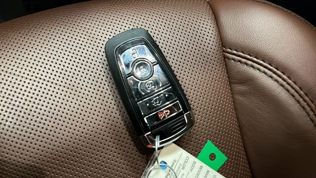 Used 2025 Whisper Blue Metallic Clearcoat Lincoln Reserve image 44