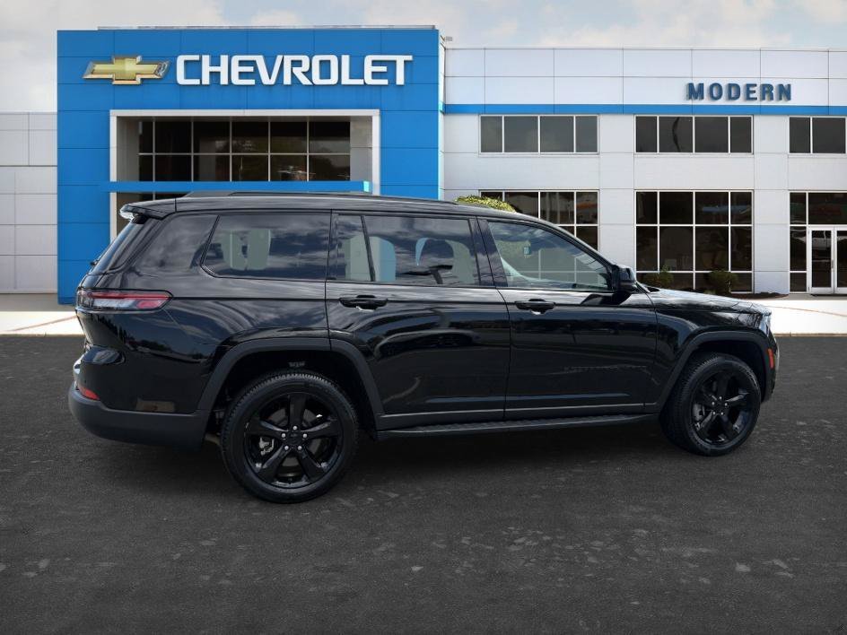 Used 2023 Diamond Black Crystal Pearlcoat Jeep Limited image 5