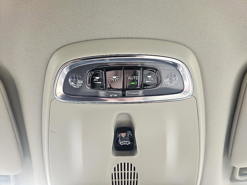 Used 2018 Denim Blue Metallic Volvo T6 AWD image 27