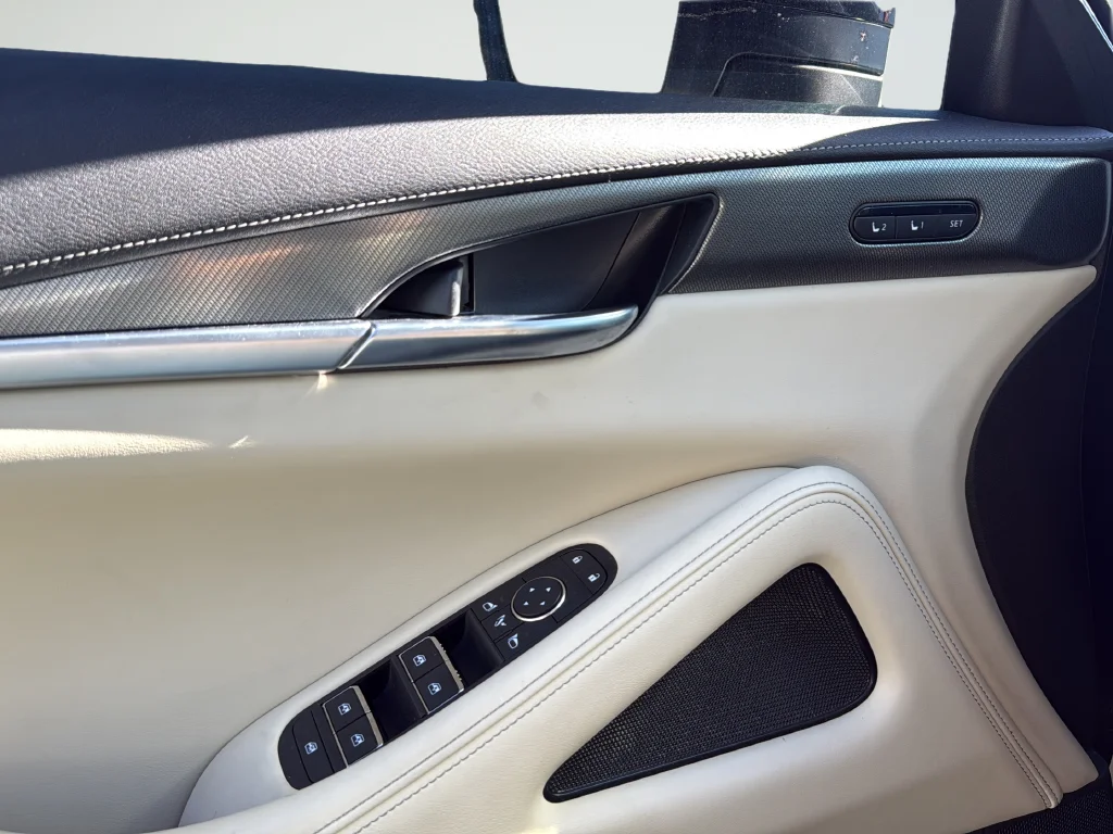 Used 2022 White INFINITI LUXE image 23
