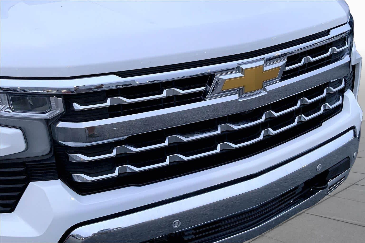 Used 2025 Summit White Chevrolet LTZ image 29