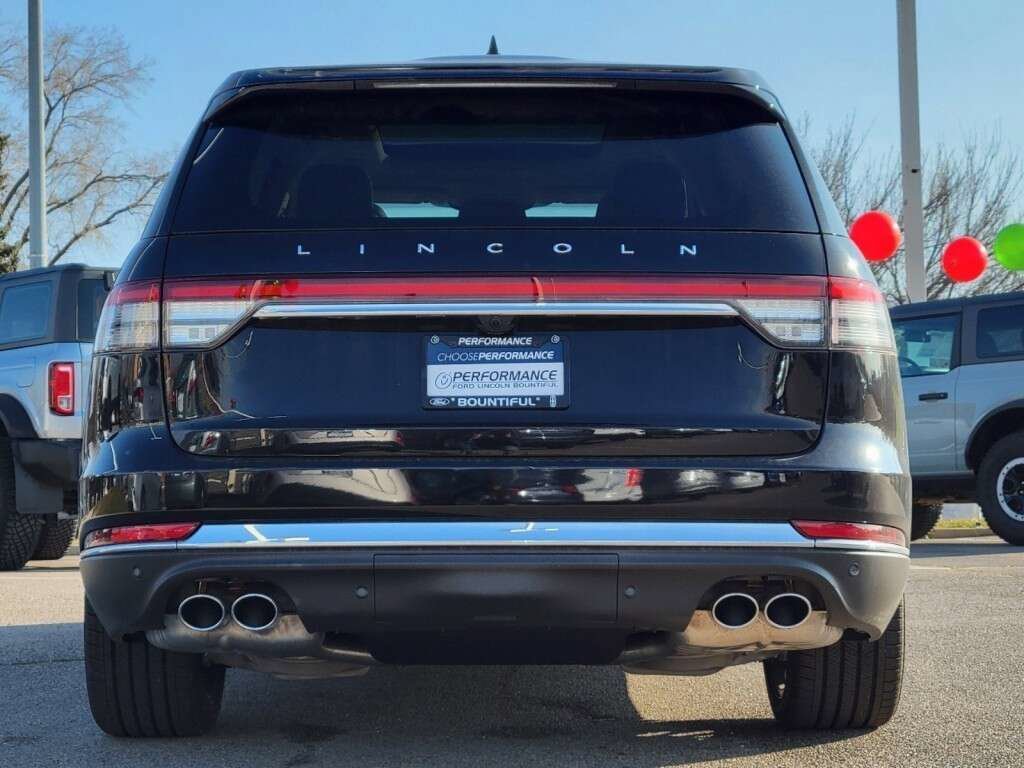 Used 2023 Black Metallic Lincoln Reserve image 19