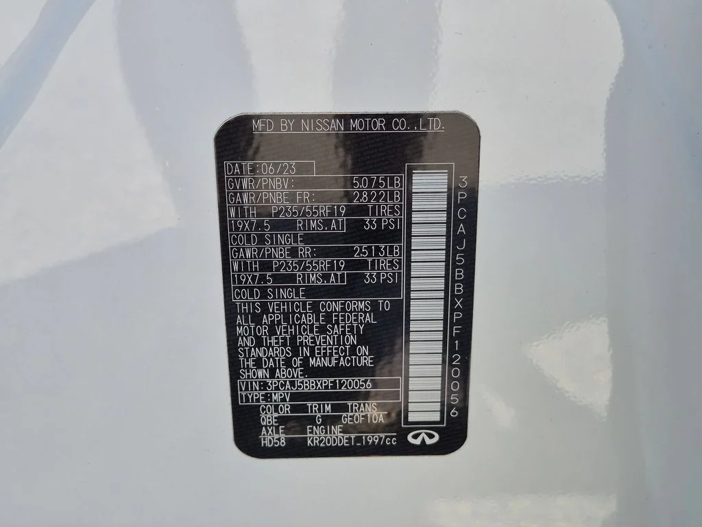 Used 2023 White INFINITI LUXE image 31