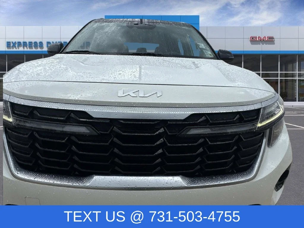 Used 2025 White Kia S image 4