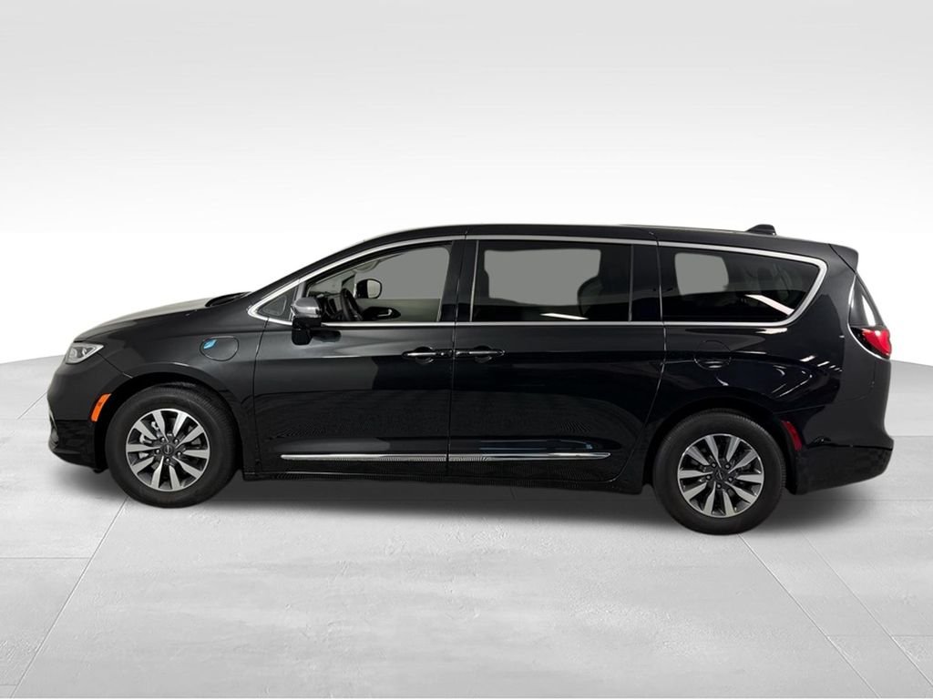 Used 2023 Brilliant Black Crystal Pearlcoat Chrysler Limited image 11