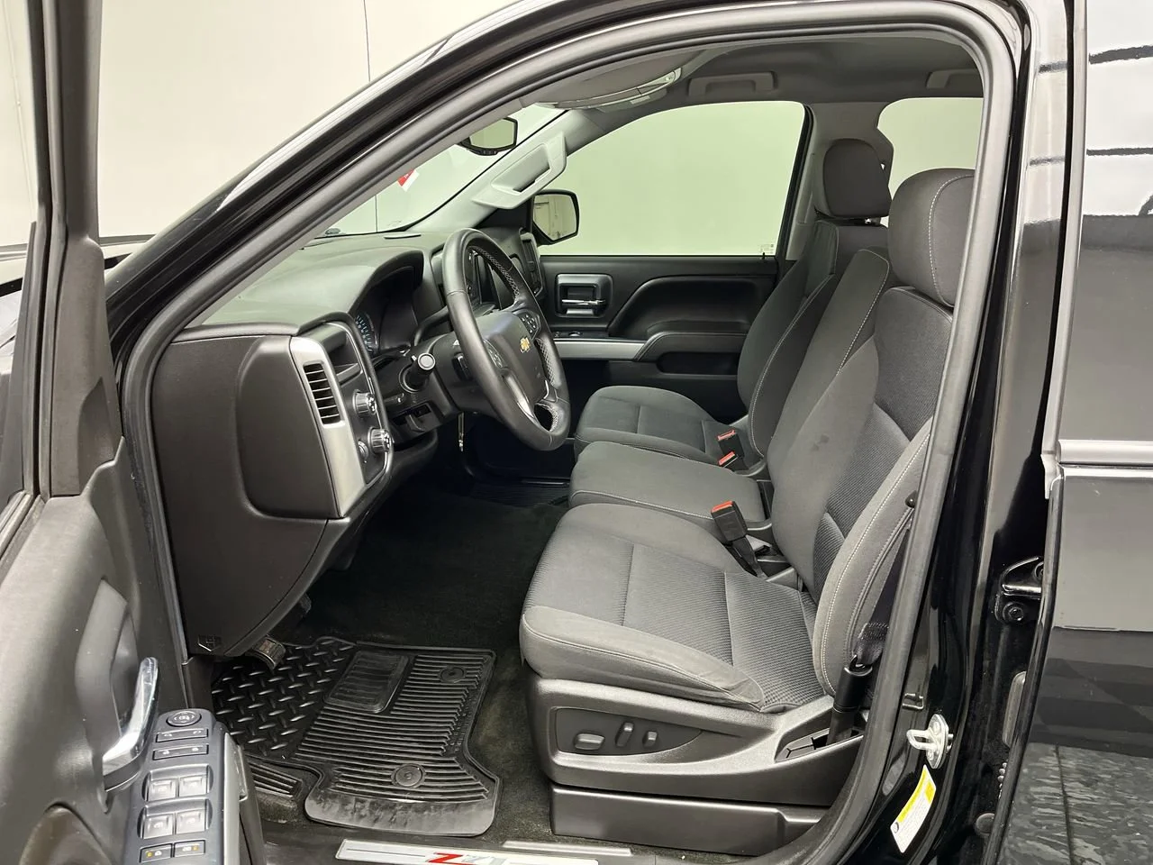 Used 2017 BLACK Chevrolet LT image 3