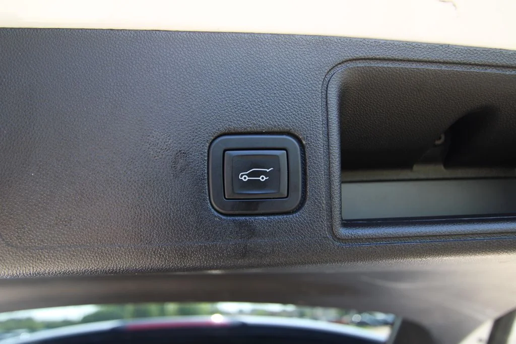 Used 2024 White GMC SLT image 32