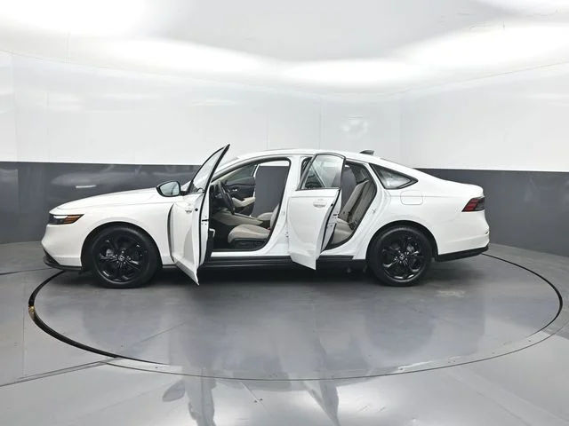 Used 2025 White Honda SE image 39