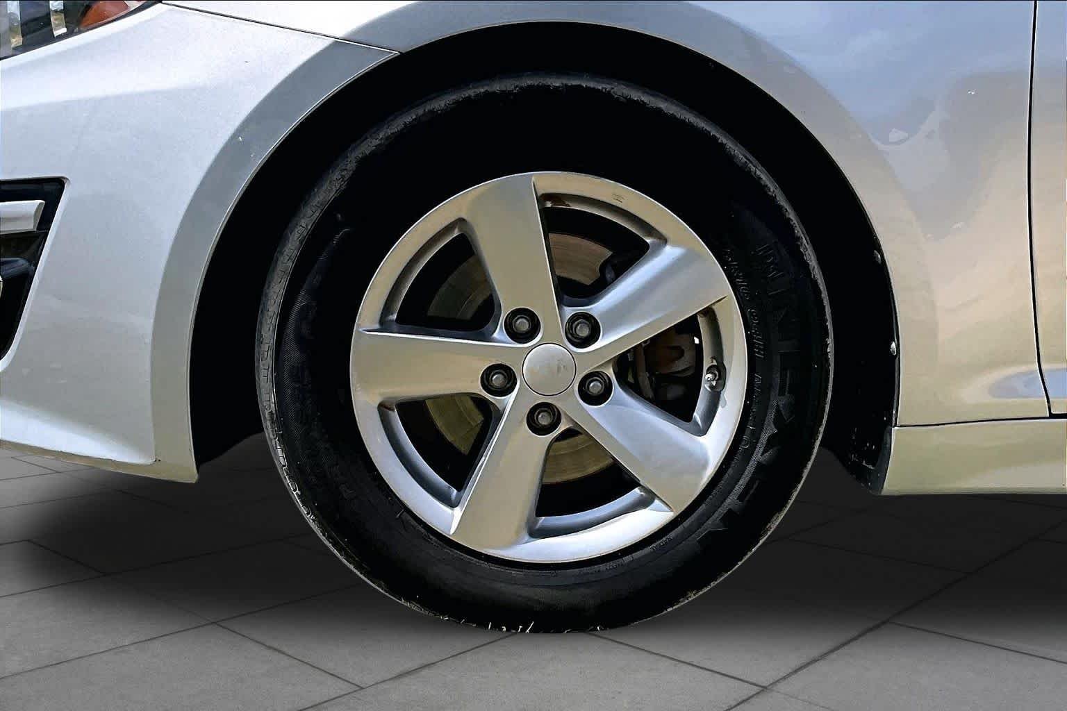 Used 2015 Sparkling Silver Kia LX image 13
