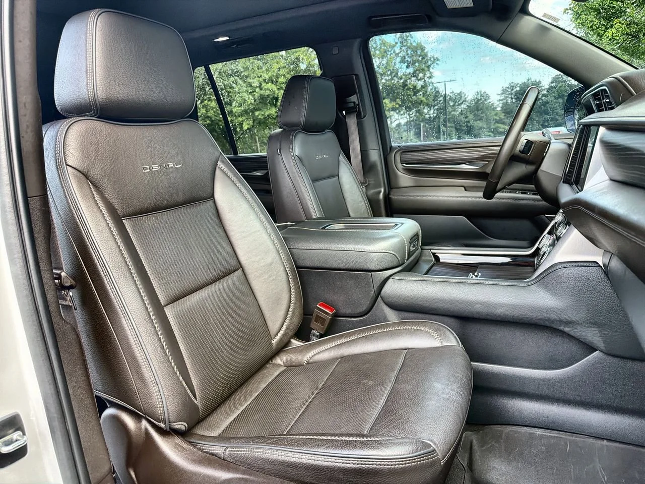 Used 2022 White Frost Tricoat GMC Denali image 23