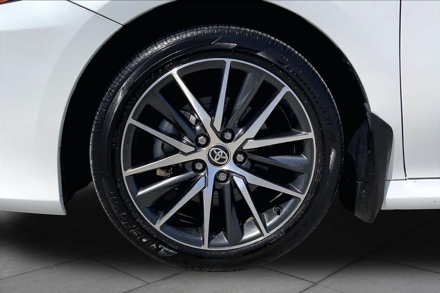 Used 2022 Wind Chill Pearl Toyota XLE image 11