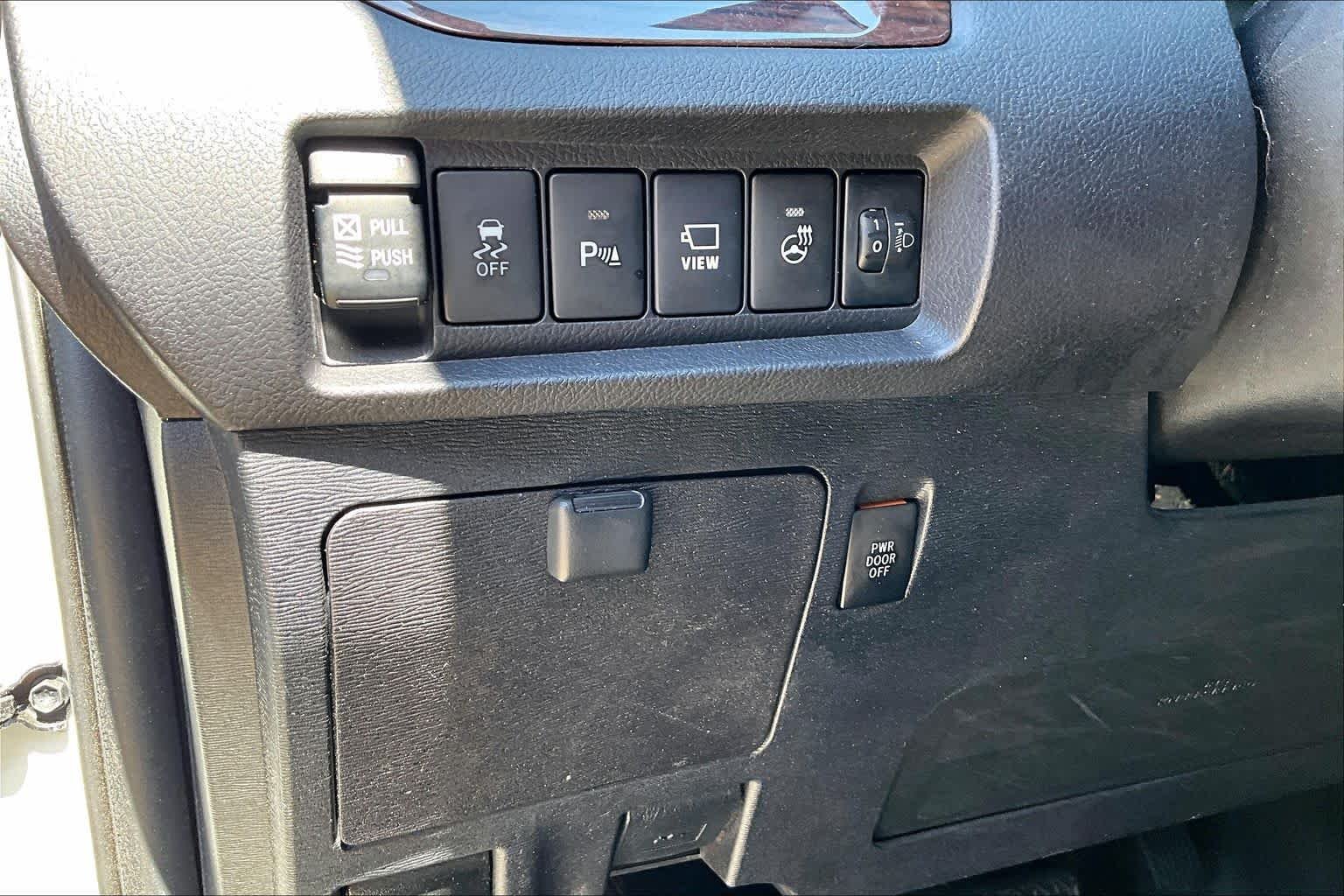 Used 2018 Blizzard Pearl Toyota Limited image 31