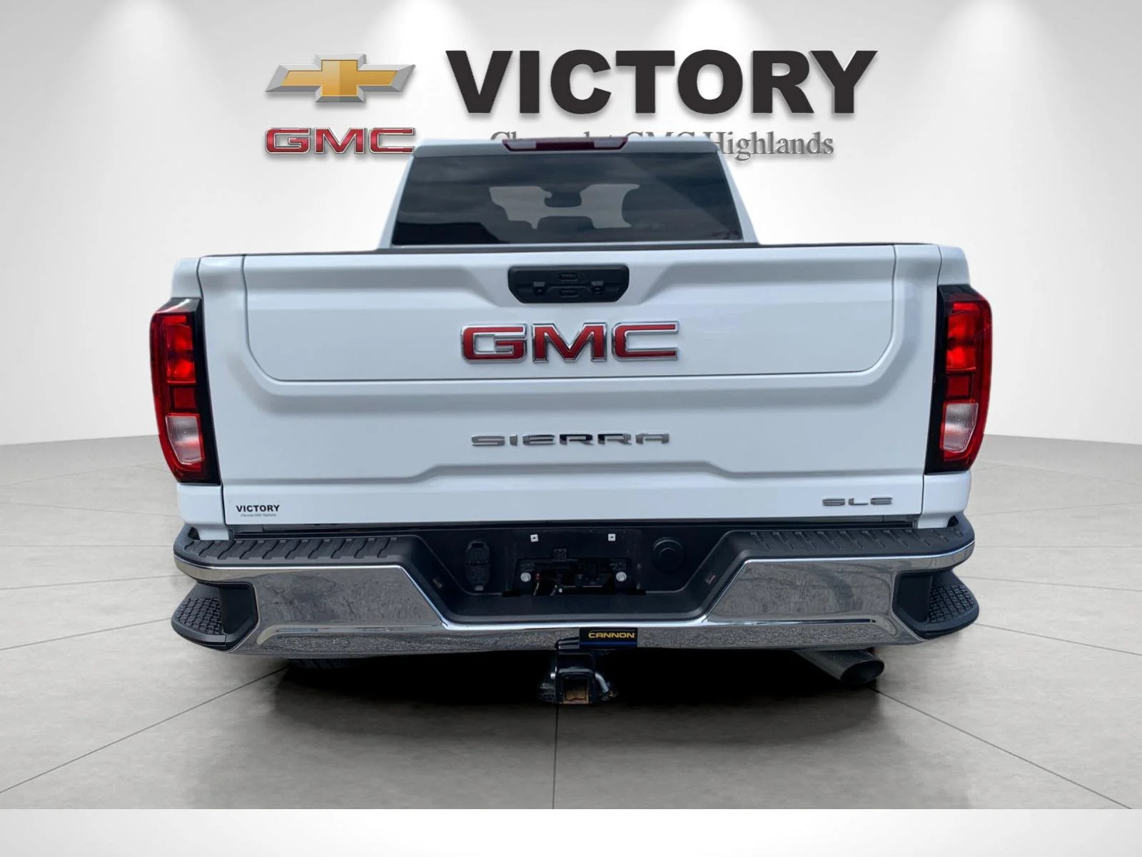 Used 2025 Summit White GMC SLE image 4