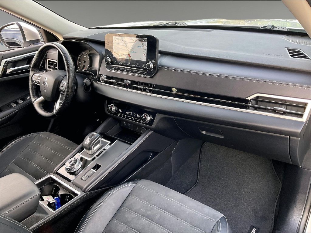 Used 2024 Silver Mitsubishi SE image 13