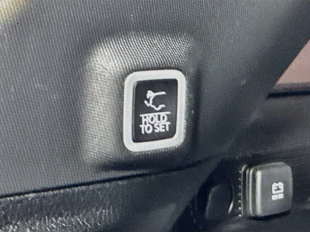 Used 2023 Red Jeep Altitude image 32