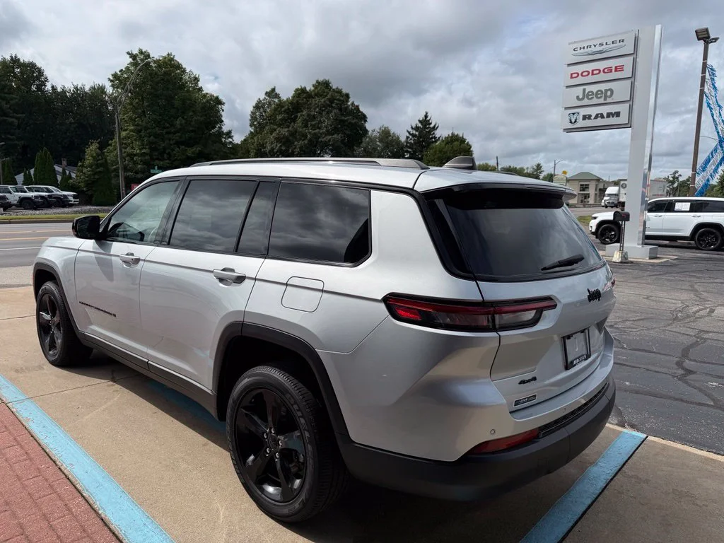 Used 2023 Silver Jeep Altitude image 8