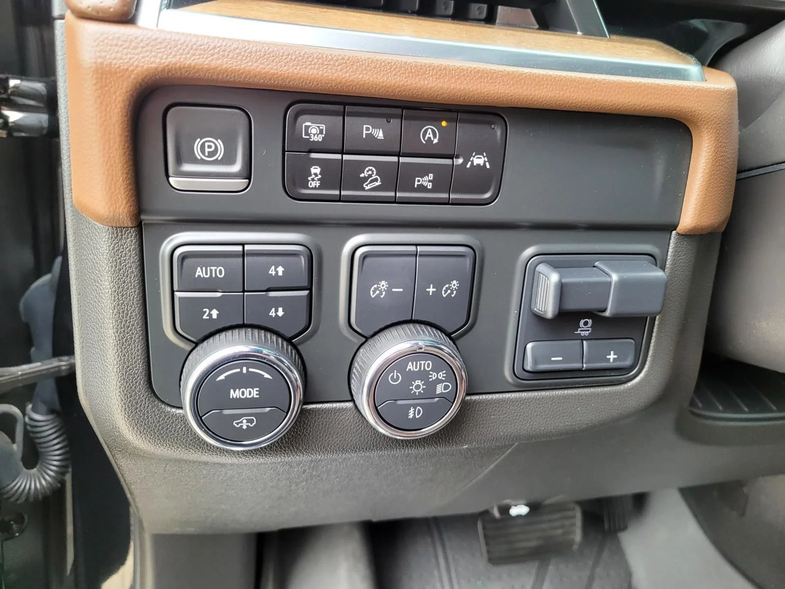 Used 2025 Black Chevrolet High Country image 28