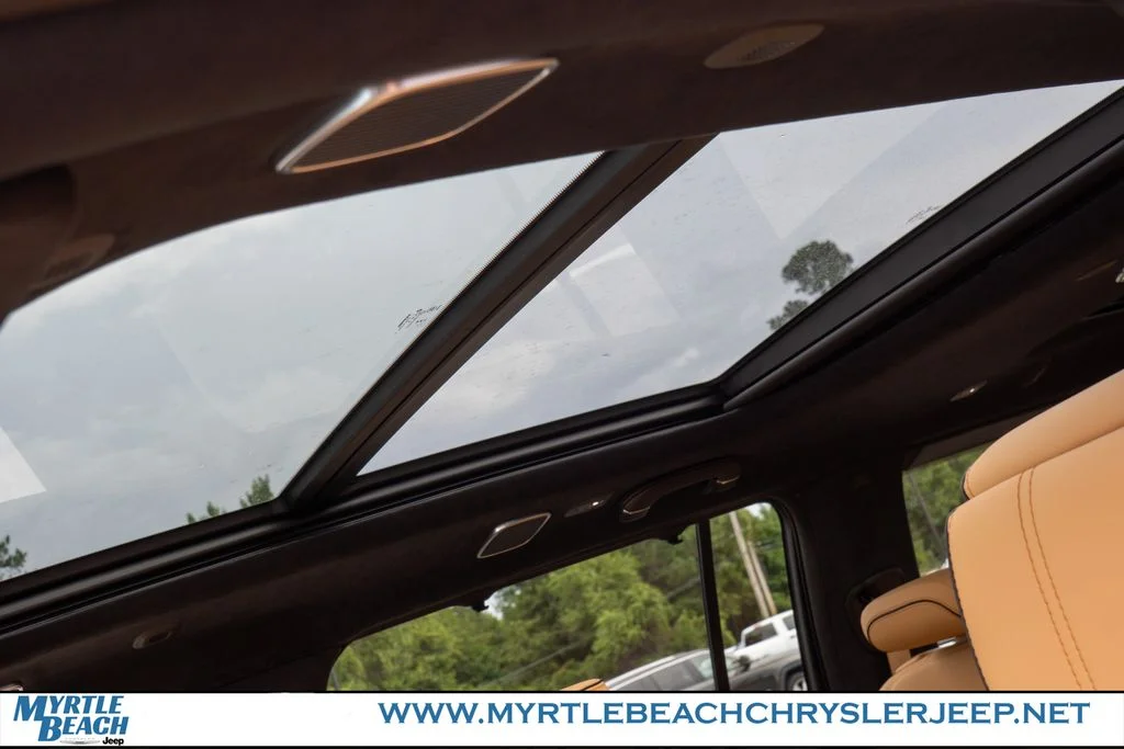 New 2026 Bright White Clear-Coat Exterior Paint Jeep Summit Reserve image 19