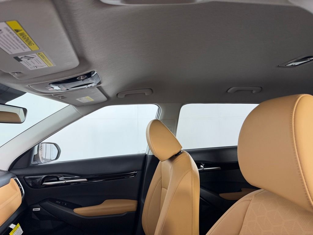 Used 2024 Snow White Pearl Kia SX image 25