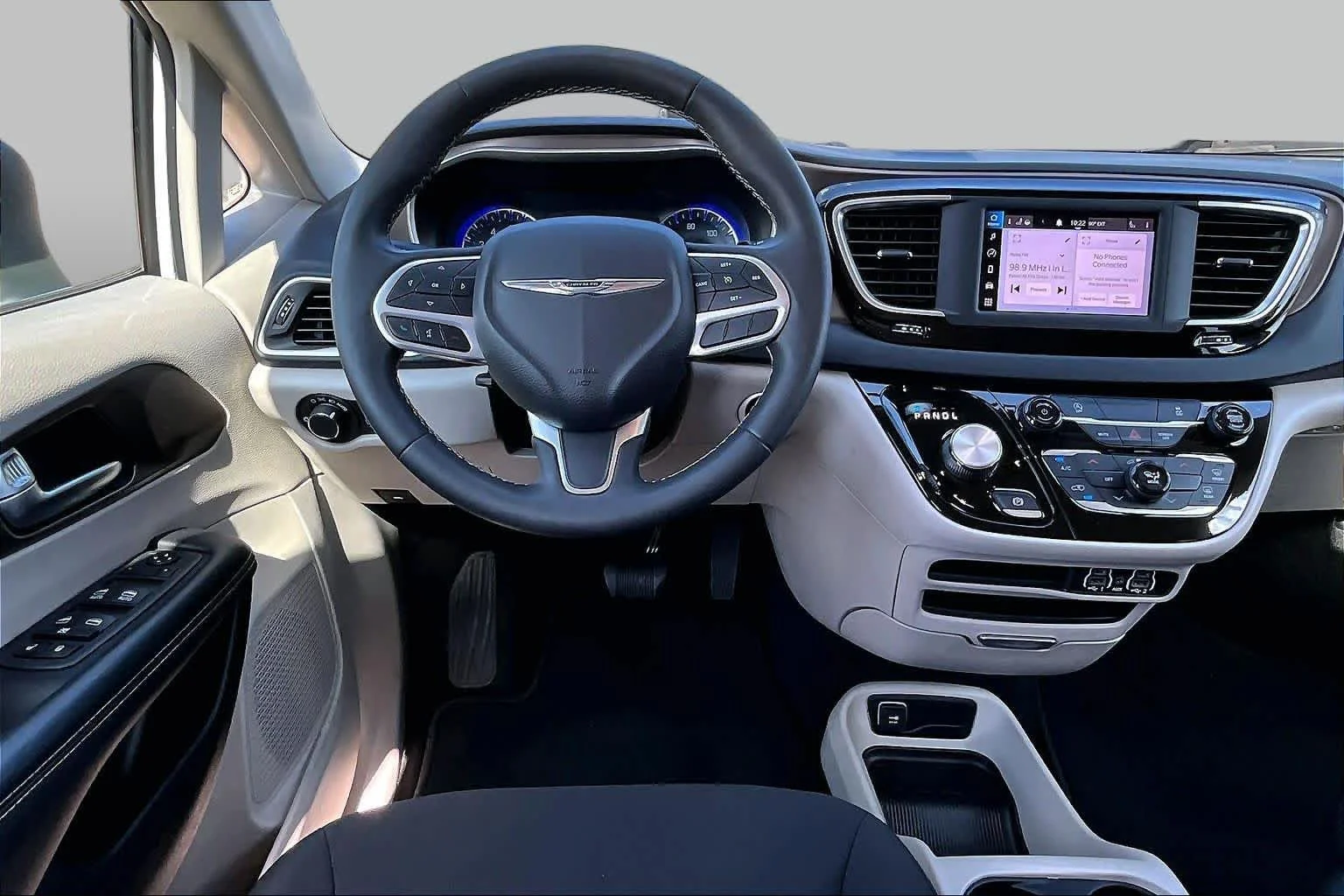 Pre-Owned 2022 Chrysler Voyager LX