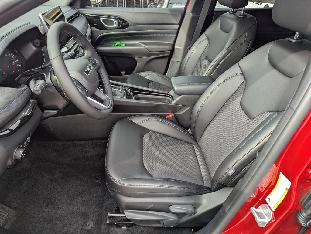 New 2026 Red Hot Pearlcoat Jeep Latitude image 12