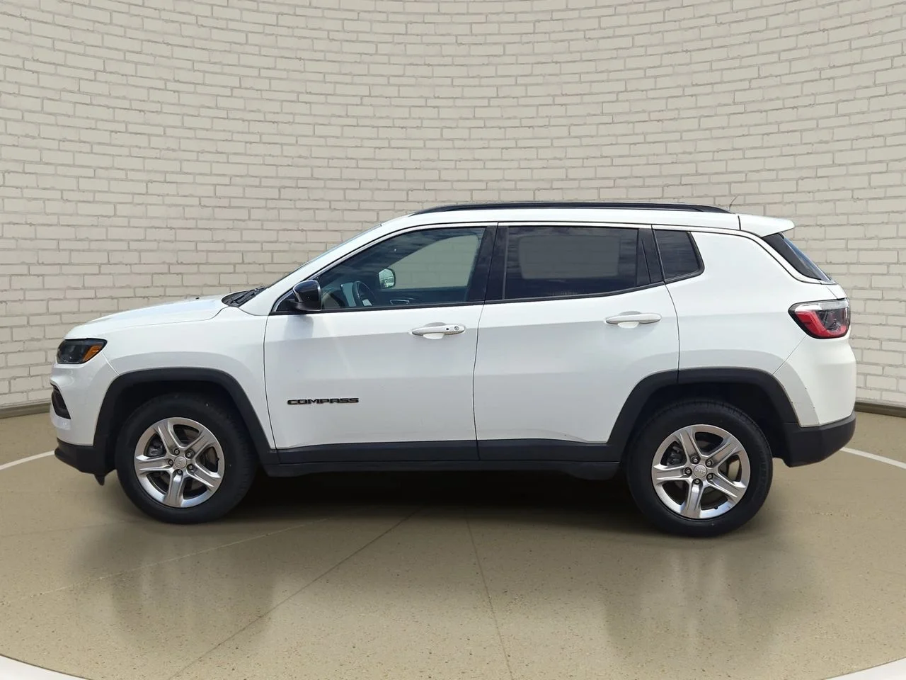 Used 2023 Bright White Clearcoat Jeep Latitude image 7