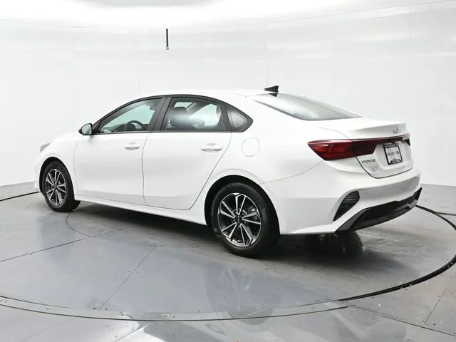 Used 2022 Snow White Pearl Kia LXS image 5
