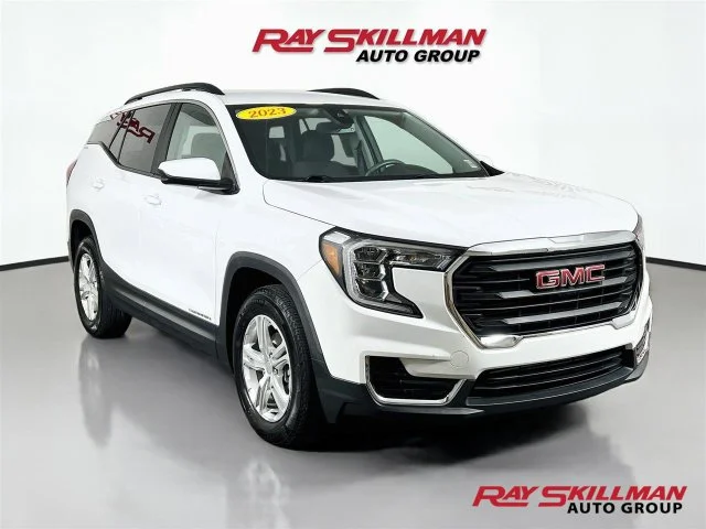 Used 2023 White GMC SLE image 1