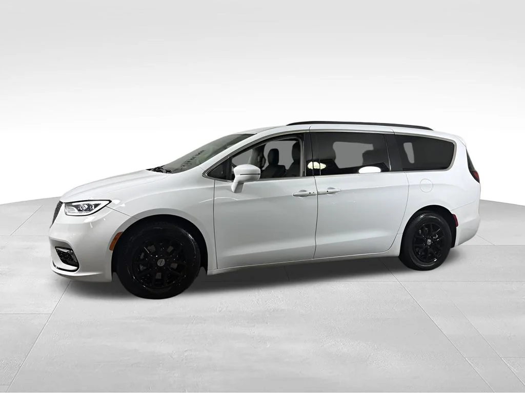 Used 2022 White Chrysler Touring L image 3