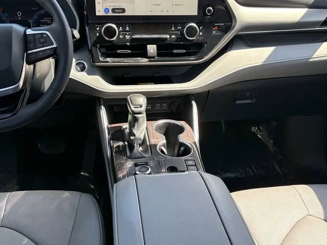 2024 Toyota Highlander Limited - Photo 17