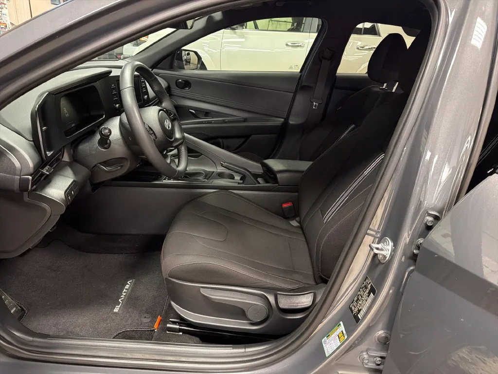 Used 2025 Gray Hyundai SEL Sport image 14
