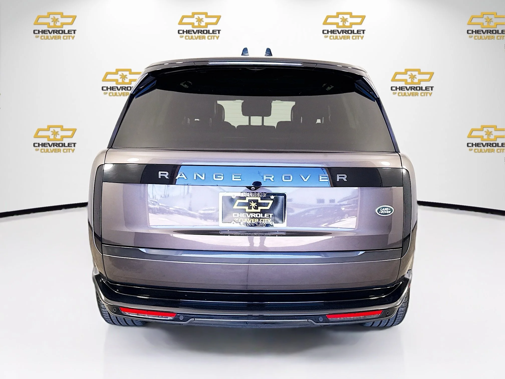 Used 2023 Gray Land Rover SE image 7