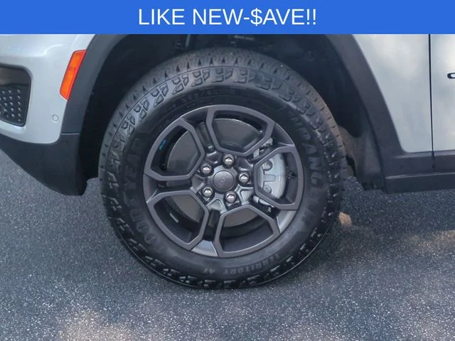 Used 2025 Silver Jeep Trailhawk 4xe image 10