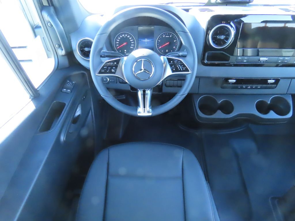 Used 2025  Mercedes-Benz Cargo 170 WB image 11