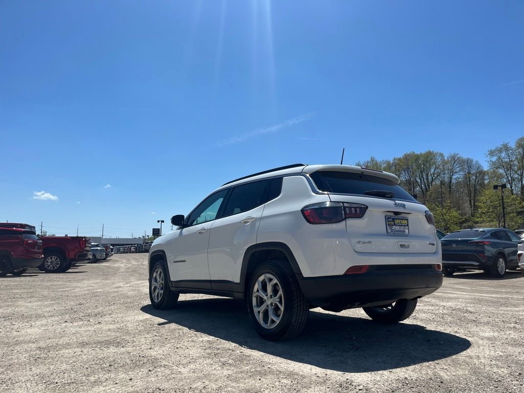 Used 2024 Bright White Clearcoat Jeep Latitude image 10