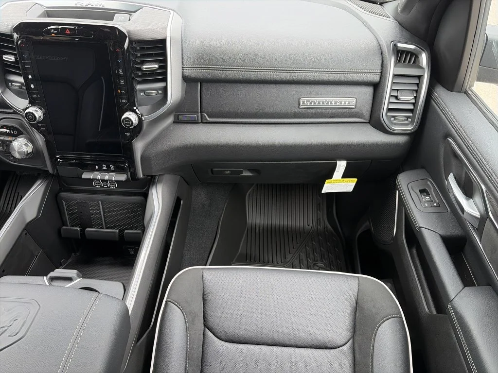 New 2026 Diamond Black Crystal Pearl-Coat Exterior Paint RAM Laramie image 16