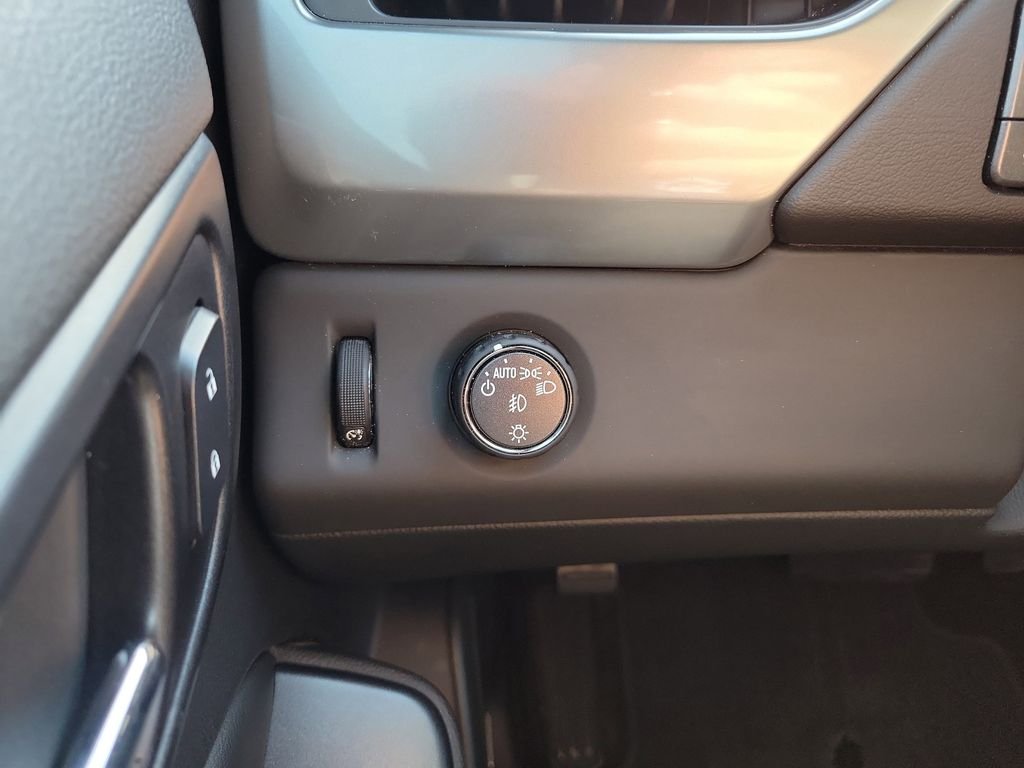 Used 2018 Silver Chevrolet LT image 26
