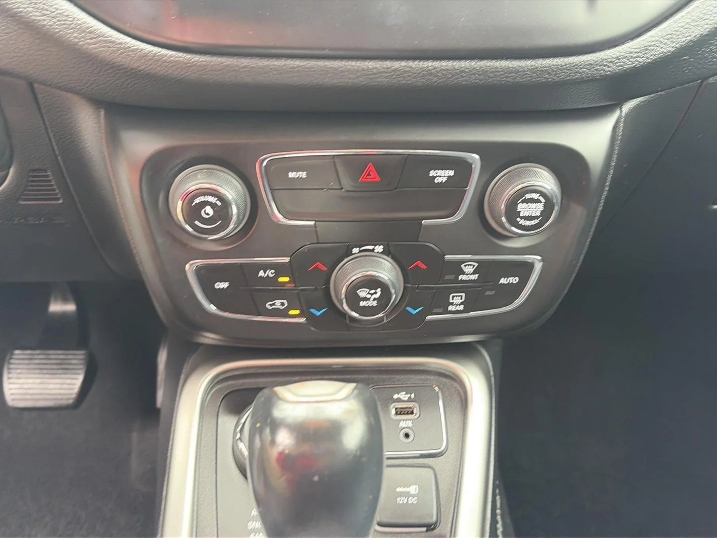 Certified Used 2019 Diamond Black Crystal Pearlcoat Jeep Latitude image 21