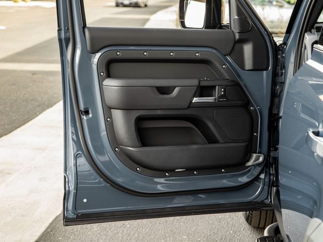 New 2025 Tasman Blue Land Rover S image 12