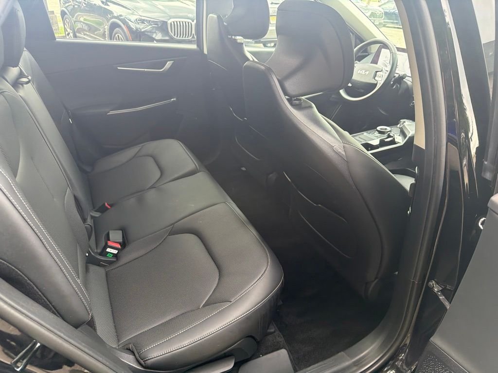 Used 2023 Black Kia Wind image 25
