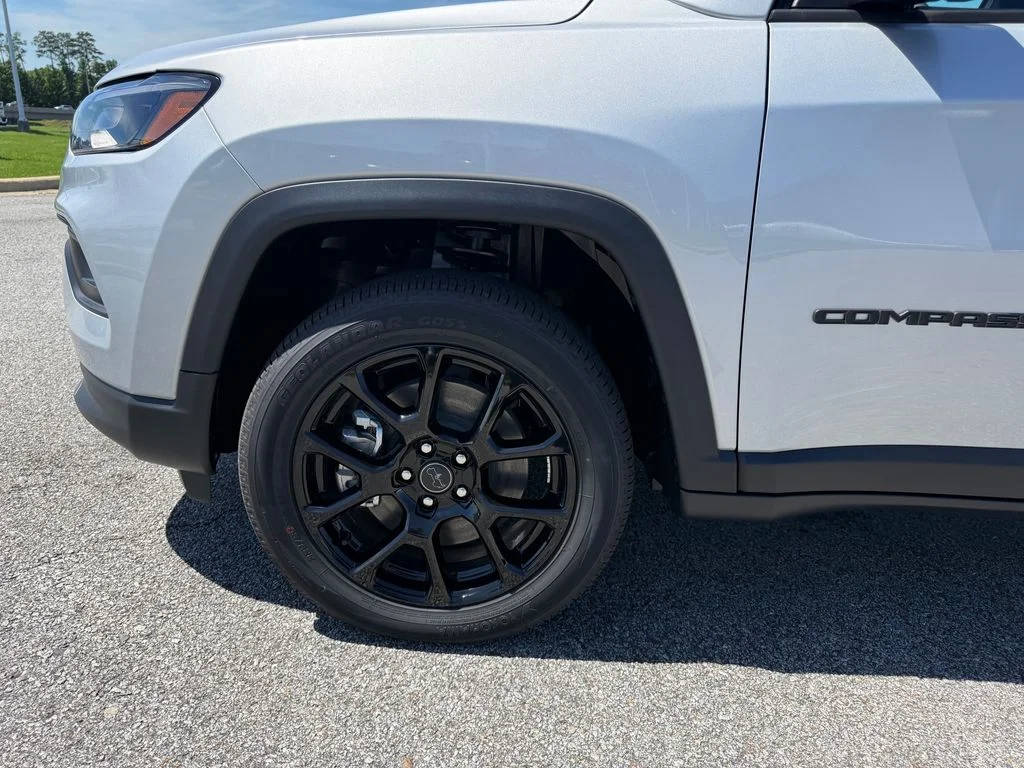 New 2026 Silver Zynith Metallic Clear-Coat Exterior Paint Jeep Latitude image 22