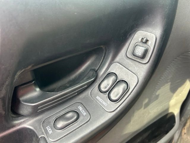 Used 2004 Red Ford  image 14